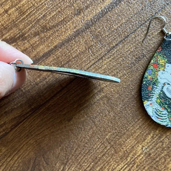 Flowers and skeleton soft pleather earrings - Picture 4 of 4